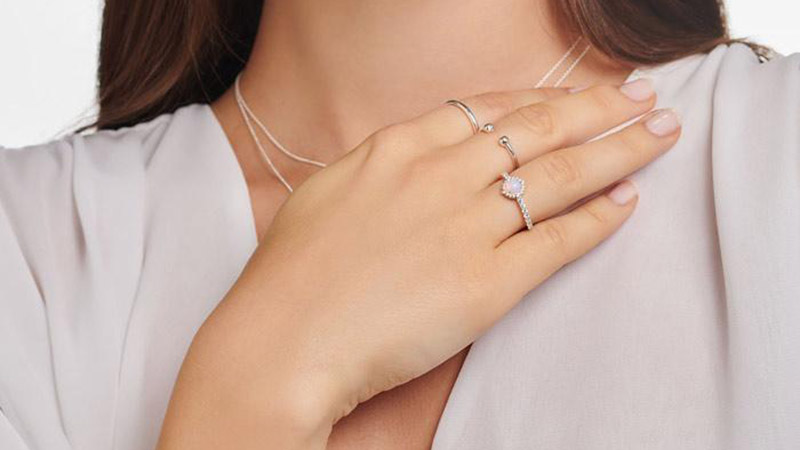 Bạn muốn theo phong c&aacute;ch qu&yacute; ph&aacute;i, nữ t&iacute;nh th&igrave; n&ecirc;n chọn nhẫn tỉ mỉ, c&aacute;ch điệu